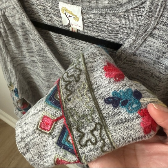 Fig & Flower Embroidered Floral Button Up Top 3/4 Sleeve Tie Front Grey Sz 1X - Picture 4 of 8